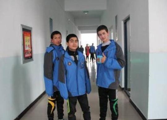 为了防止学生早恋，学校在校服上做手脚?学生:脑瓜疼