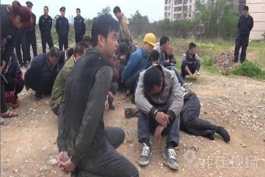 南宁抓赌:男跳沟女磕头尿裤子