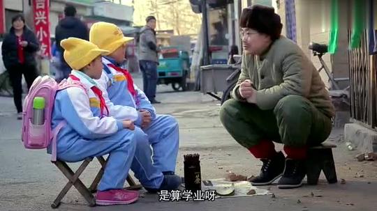 大鹏街头算命被两个小学生恶搞,现在的小孩就是聪明机智啊!