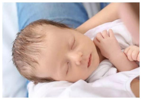 宝宝睡觉经常举起双手
