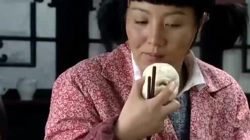 傻春挣辛苦钱做包子,全家人都吃肉包子,傻春却吃这些,真心酸