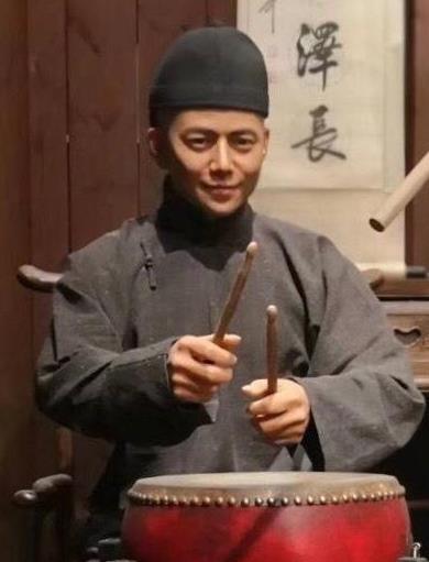 何炅再撞脸"民间艺人"