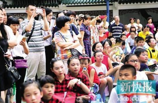 六一节爸妈请假陪娃很忧伤父母望有“六一父母假”