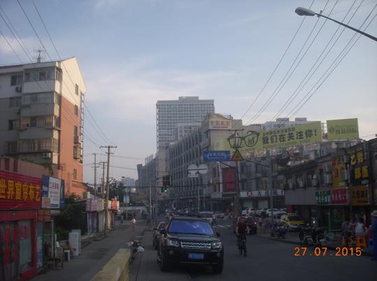 钥匙桥周围的几个羊肉摊生意兴隆,客人都坐到了店外,周浦大暑羊肉的魅