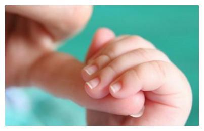 孩子摔倒了家长要不要扶起来