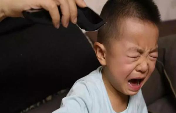 宝宝剪头发哭闹怎么办