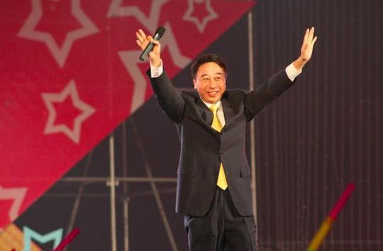 冯巩儿子冯开诚颜值曝光，自己创业做it，名字大有来头