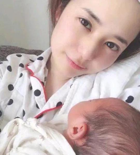 有一种无奈叫“苍井空”想像正常妈妈一样晒娃，评论区却炸开了锅