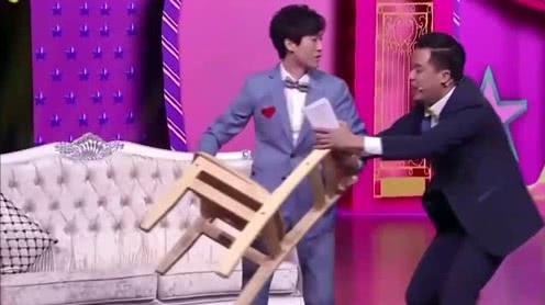 台下非常热情、演员一激动把鲜花、抱枕抛向观众、刚举起椅子被主持人拦下!
