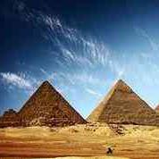 位于埃及基沙高原的金字塔