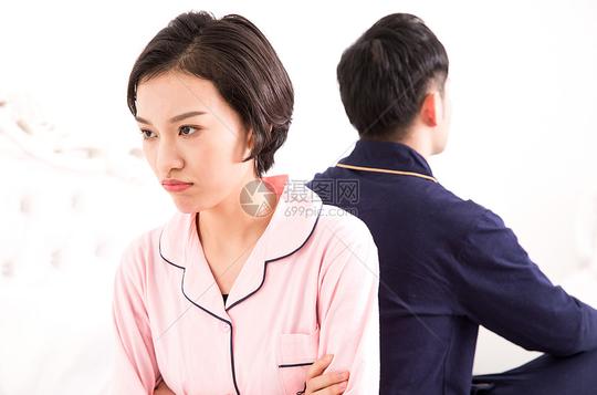 吵架生气背对背的情侣图片素材_免费下载_jpg