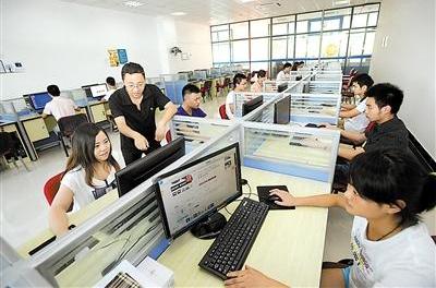 毕业就创业万州大男孩开网店卖女装月入两万