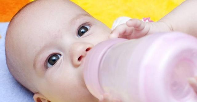 婴儿吐奶是吃多了吗?