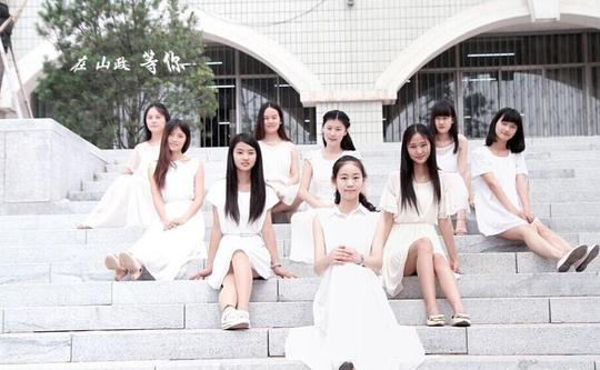 高校招生出奇招“女神”学姐拍唯美照校园等你