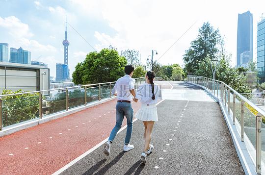 情人节情侣牵手公园散步背影图片素材_免费下