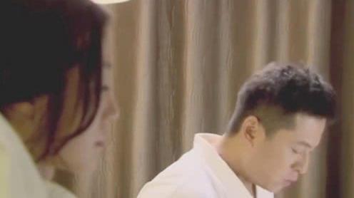 二次创业的情感专家，与女生酒店看电影，谁知电影情节尴尬