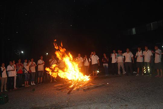 佳康时代员工篝火晚会