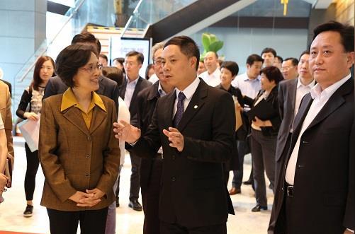 (来伊份施永雷董事长向上海市人大副主任钟燕群,松江区委书记程向民