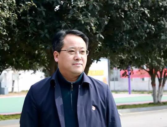 平桥区杨庄村:大学生创业贫困户脱贫拿回两面红旗
