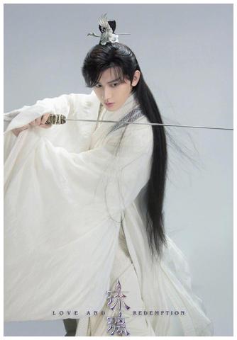 成毅释出一组古装剧照，白色飘逸长袍加上黑发，俊逸气质非凡