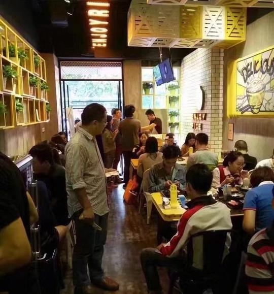 学校旁边的热门小生意,你怎么看?