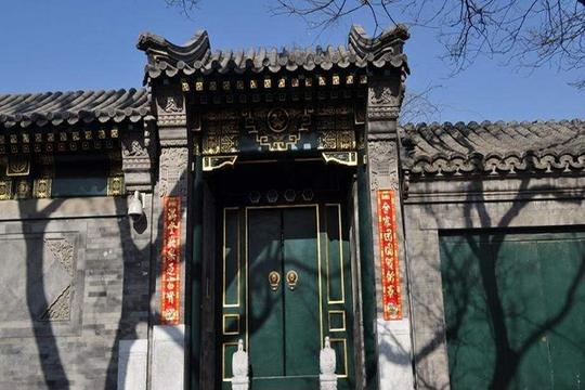 八字上面占的是哪一个方向,那么大门的朝向就朝着这个方向进行设计