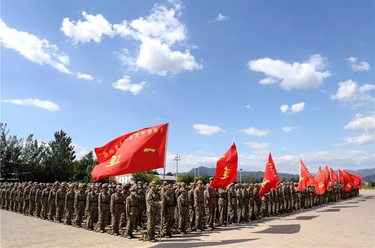发扬革命英雄主义和集体主义精神,增强国防观念和组织纪律性.
