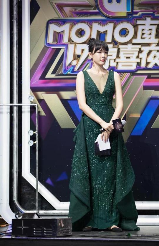 超模李艾现身陌陌直播17惊喜夜，温柔优雅主持惊艳全场