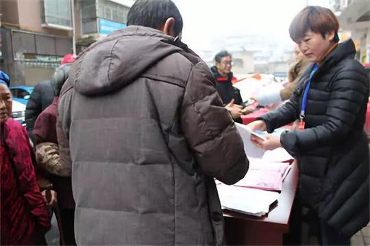 南山社区六块碑居委会开展"返乡农民工"创业就业宣传