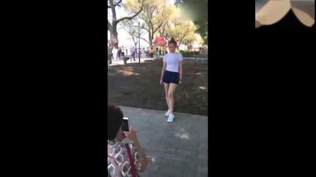 美女公园热舞录抖音后面阿姨火了