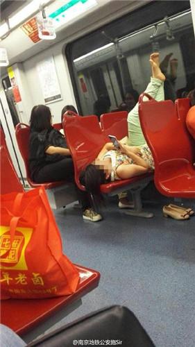 南京地铁现葛优瘫中年男子直接躺地上图