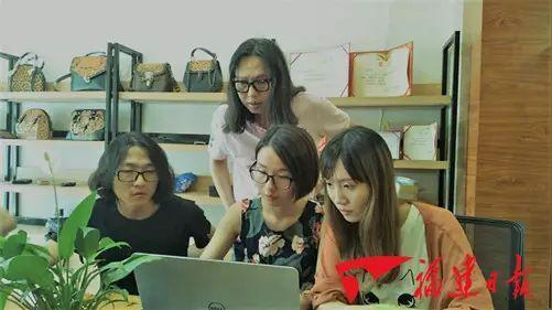 黄鹏(后)正在与学生交流创业项目.