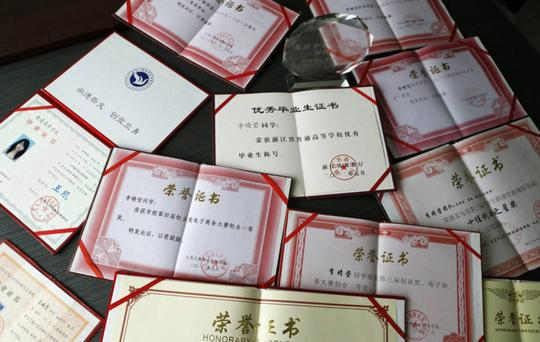 用自己的创业收入买了polo车,并将一万元奖金捐出成立"精英奖",用于
