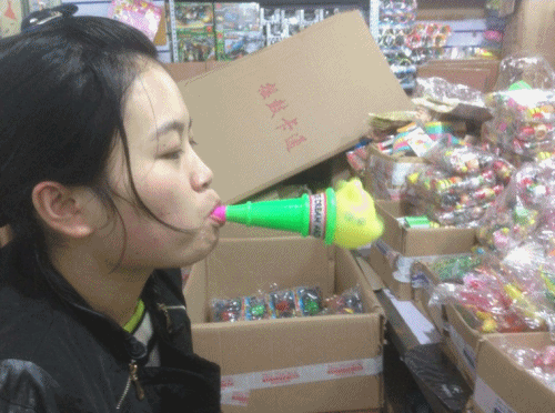 厂家批发经典地摊儿童冰淇淋吹龙玩具小喇叭动物吹龙搞笑洋洋