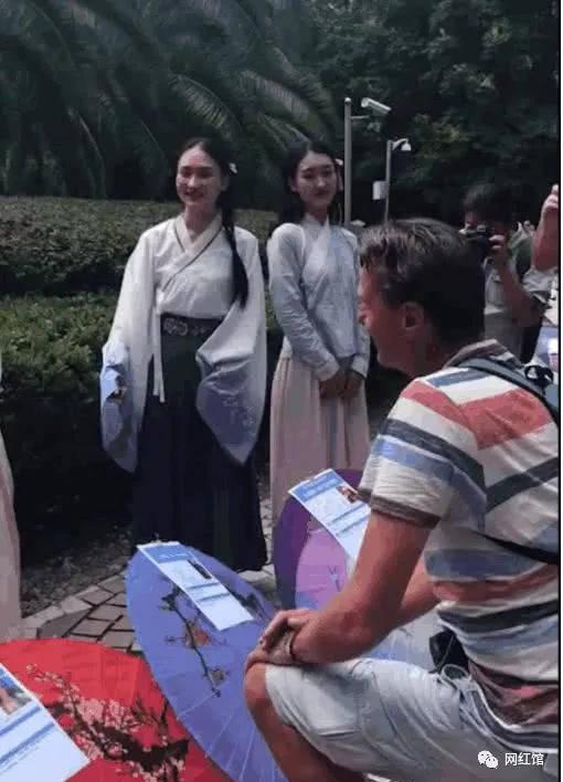 汉服小姐姐在公园相亲被老外现场求婚?拿出儿子照片后