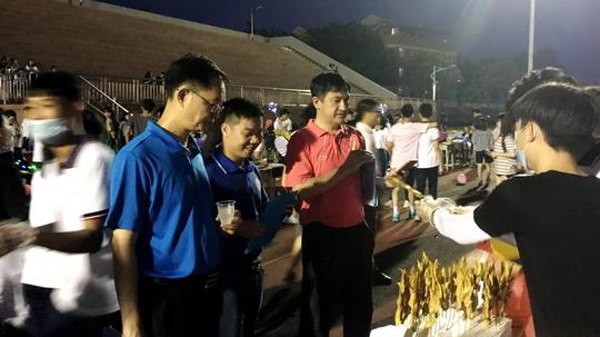 广东省贸易职业技术学校第九届“创业初成长”跳蚤市场交易会成功举办