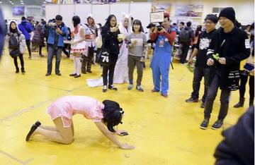 美女跪在地上显露身材的gif动图