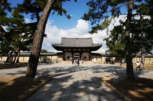 法隆寺在奈良,是日本年代最久远,至今保存也最完好的寺庙.