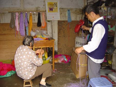 余老汉夫妇全力支持儿子的生意,闲时就帮着加工小商品-义乌经验农