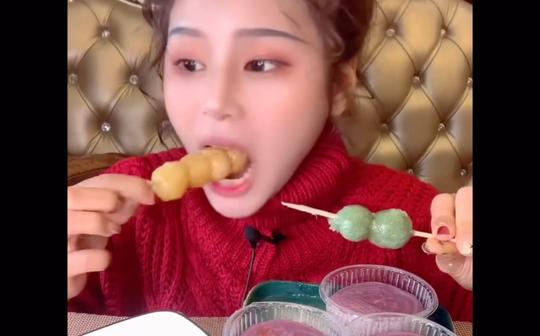 加热过的丸子是真拉丝(抹茶小珂珂)吃毛巾卷丸子糯米果拉丝热狗食音声控
