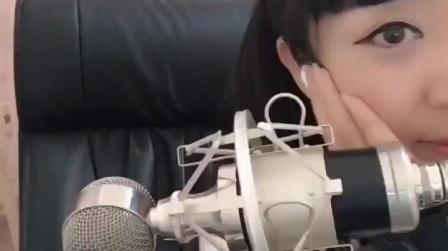 网红小姐姐在直播间翻唱搞笑歌曲,结果真的对应歌词