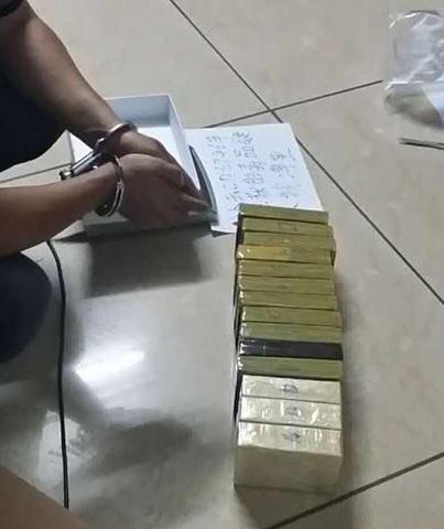 警方破获贩毒案现场