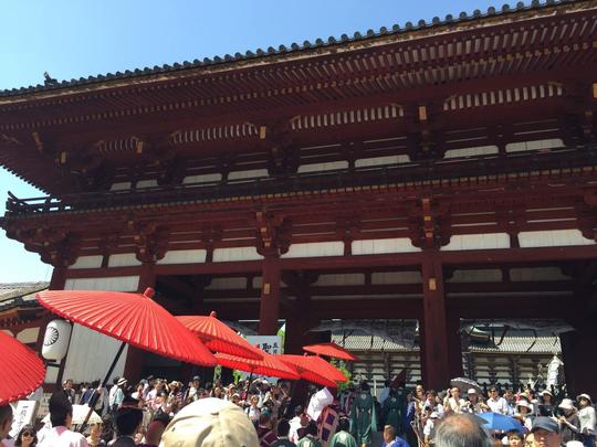 奈良寺庙不少,东大寺是最大的木结构寺庙.