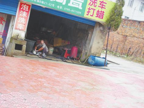 吉州区中山西路一洗车行员工正在等待生意