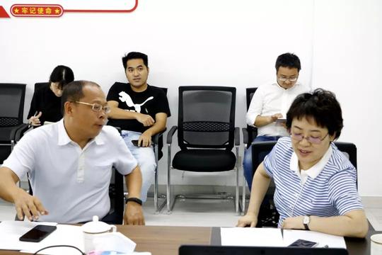 央视《创业英雄汇》制片人闫琼在三亚市互联网双创中心座谈会上听取