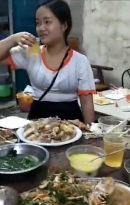 女子在聚会上边划拳喝酒边给孩子喂奶,闺蜜的一个做法