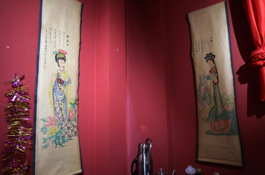 火锅店"吃饭先翻牌儿",八大绝色美女"陪吃",生意火爆到手软