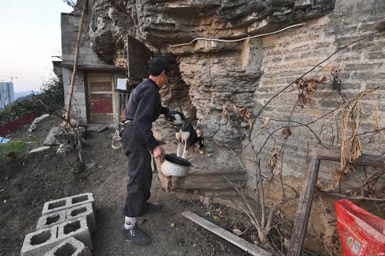 "山顶洞人"悬崖边建房坐等拆迁补偿款赚钱-北京时间