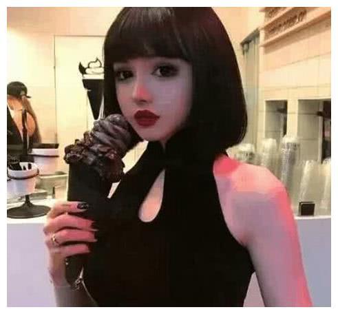 抖音“合法萝莉”火了，20岁身高148cm，三个孩子的妈，网友：炸
