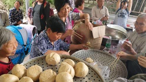 农村大妈卖包子馒头生意太火爆了买的人太多收钱都忙不过来